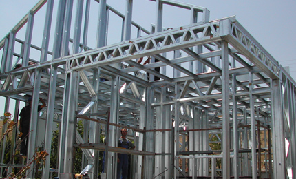  la machine de moulage de purlin pour la structure de la colonne résidentielle est de plus en plus indispensable dans divers types de structures en acier léger, de bâtiments civils et de bâtiments.